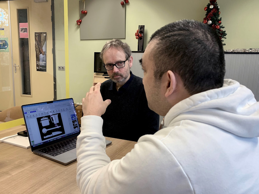 Nico den Dulk van Spelpartners in gesprek met een collega over pictogrammen voor Visitaal Chat.