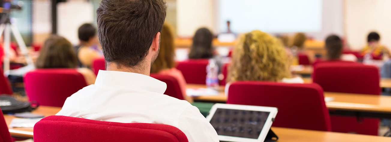 Studenten in de collegebanken