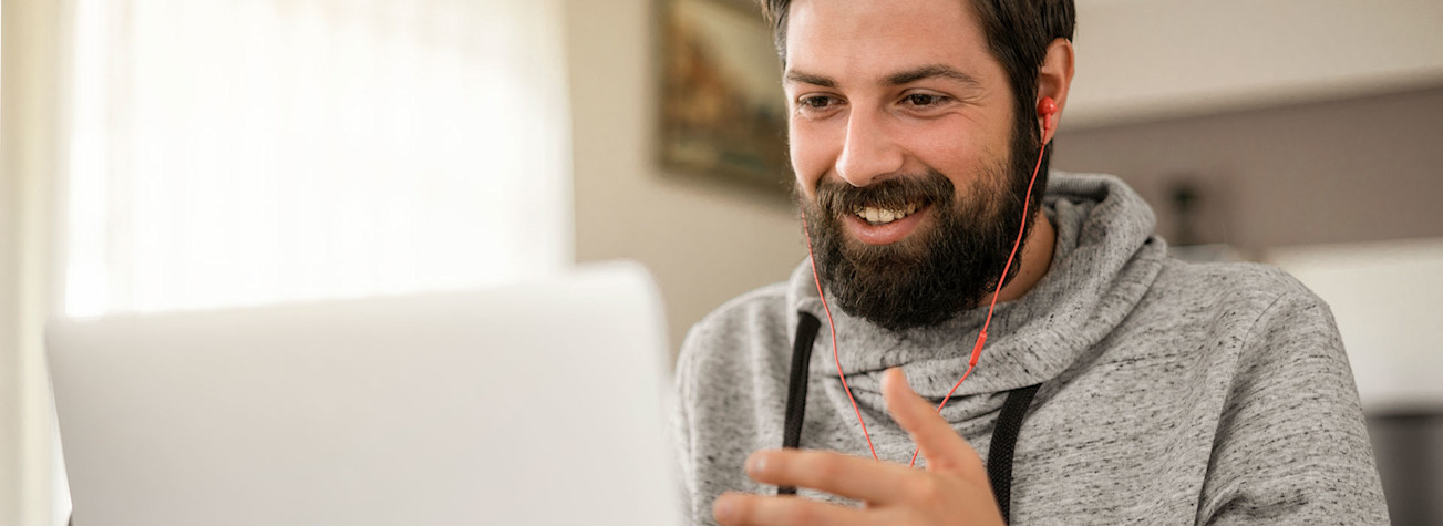 Man die een videogesprek voert via een laptop