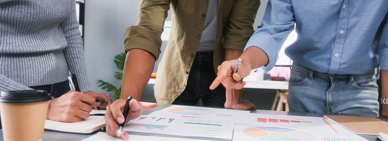 Team werkend aan indeling grafieken