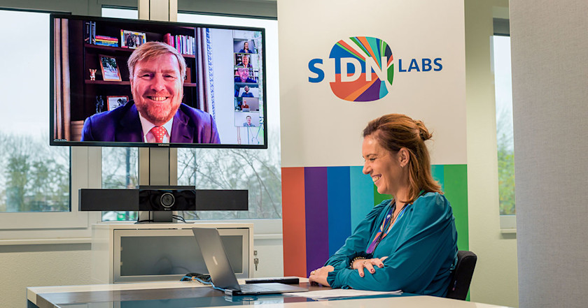 Danielle Hermsen, manager Support bij SIDN, in gesprek met Zijne Majesteit de Koning Willem Alexander tijdens een online werkbezoek aan SIDN.