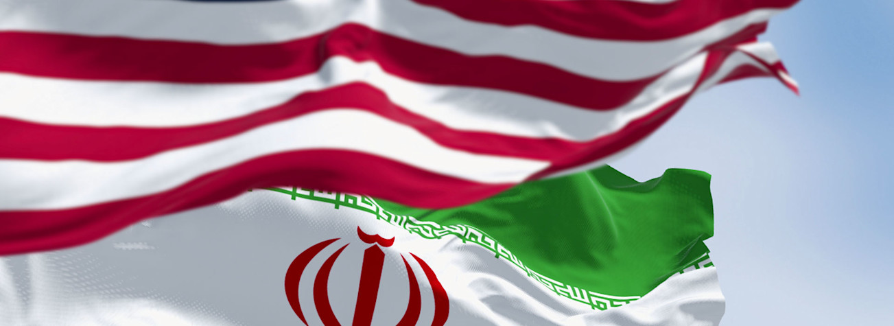 Wapperende vlaggen van de VS en Iran