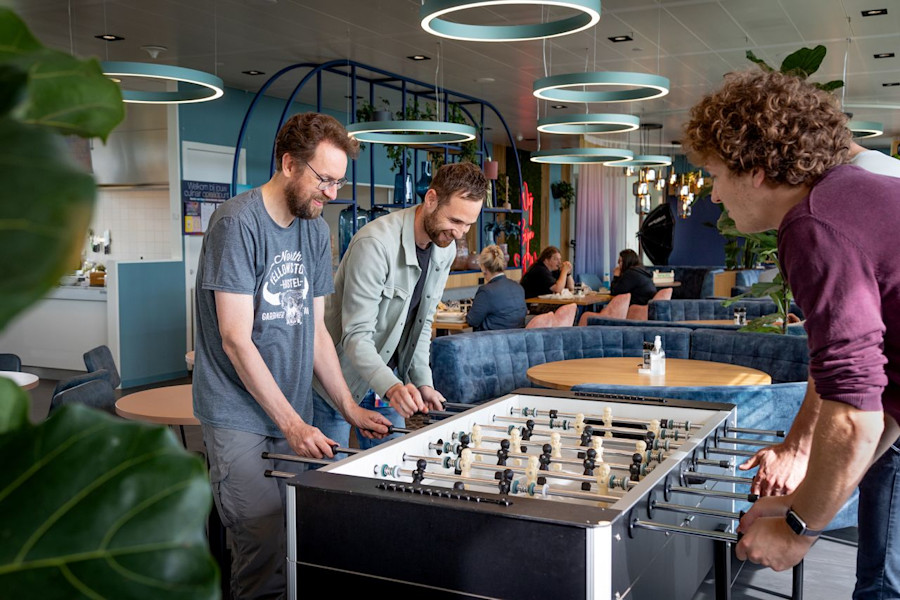 SIDN'ers spelen tafelvoetbal in het bedrijfsrestaurant