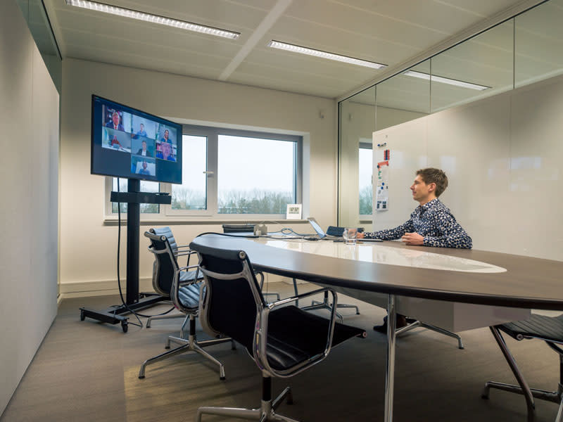 Thymen Wabeke, research engineer bij SIDN Labs, in gesprek met Zijne Majesteit de Koning Willem Alexander tijdens een online werkbezoek aan SIDN.