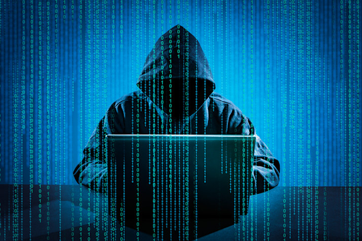 Cybercrime: hacker achter een laptop