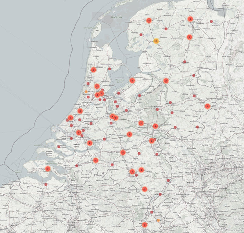 Map of the Netherlands with red dots marking organizations that have not properly organized their basic internet security.