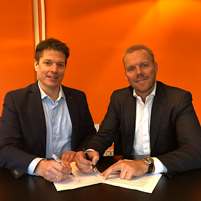 Ondertekening samenwerkingsovereenkomst door Jan Martijn Broekhof van Guardian360 en Arjan Middelkoop van SIDN