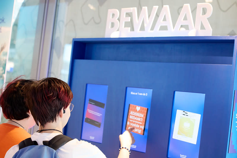 Scherm in Het Facebook Museum op station Utrecht Centraal