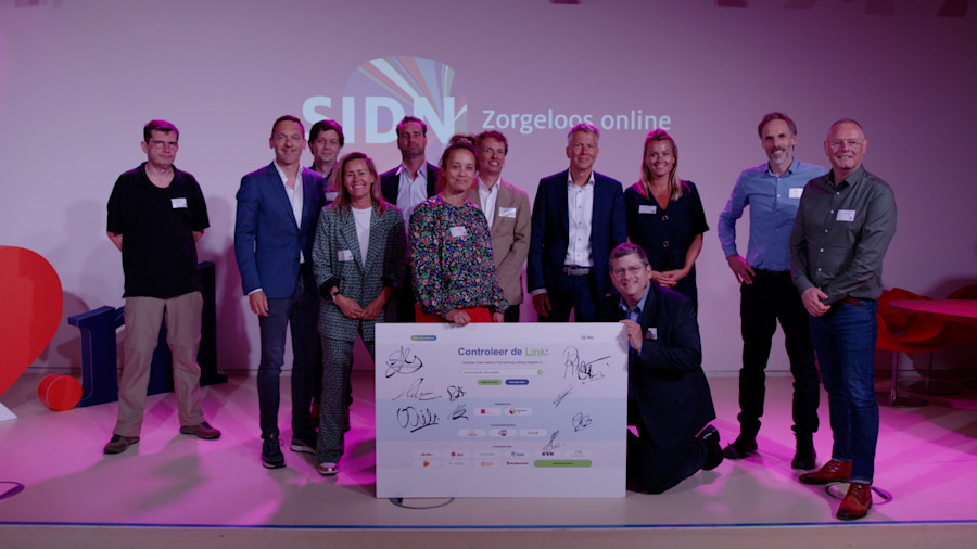 Groepsfoto van de partners achter de ScamCheck na de lancering ervan tijdens SIDN Inspire 2022