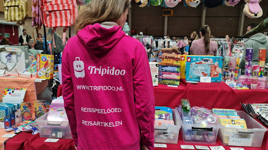 achterkant van een trui met daarop tripidoo.nl, speelgoed en reisartikelen