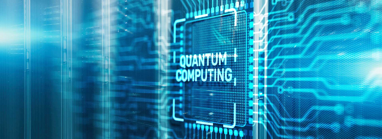 De woorden 'QUANTUM COMPUTING' op een chip.