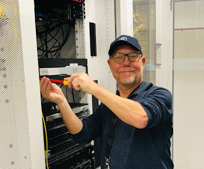 Marco Davids aan het werk voor TimeNL in het Nikhefdatacenter