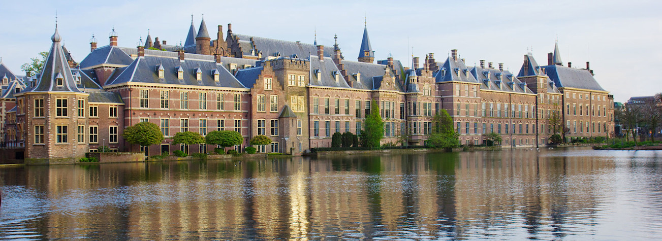Het Binnenhof in Den Haag met de Hofvijver
