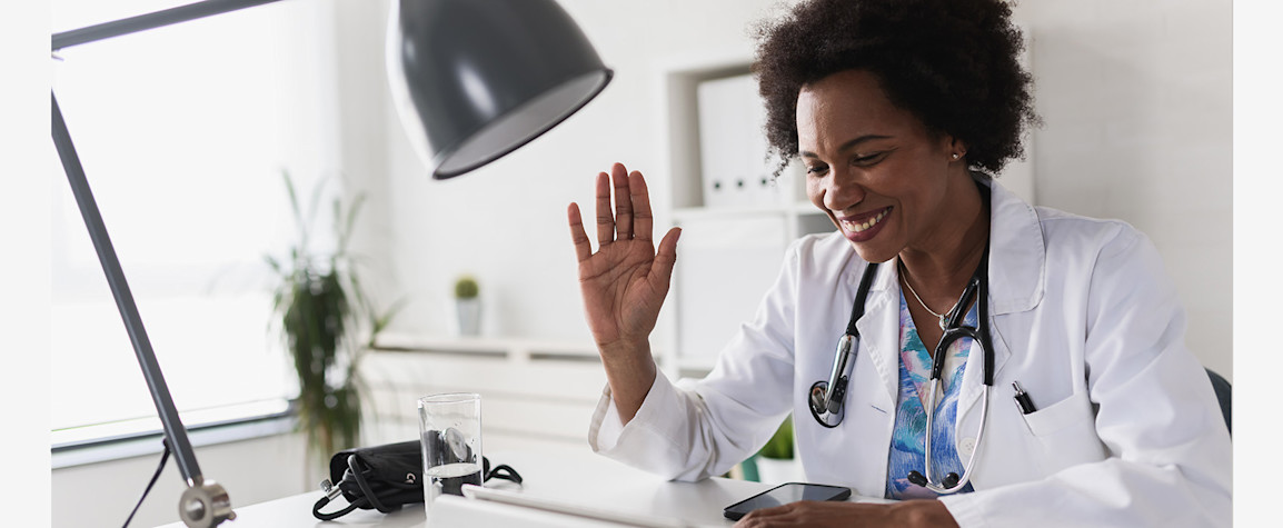 Doktor in contact with her patient via a tablet