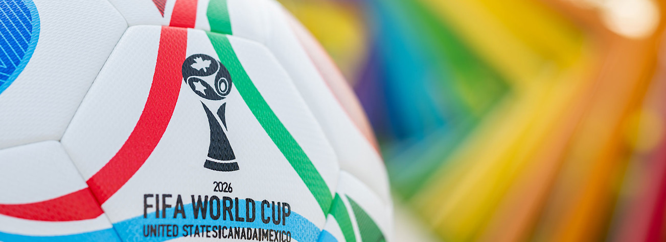 Close-up van voetbal met daarop het FIFA World Cup 2026-logo