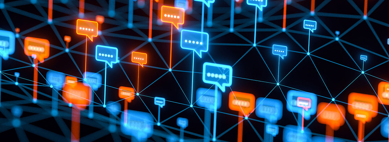 Online chatballonnen in oranje en blauw