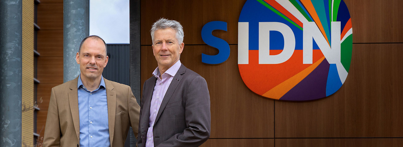 Roelof Meijer en Loek Bakker voor SIDN-kantoor