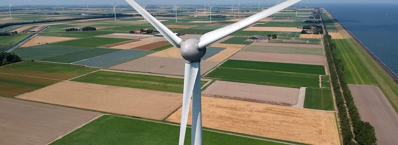 Met een drone gemaakte foto van een grote windmolen in de Wieringermeerpolder