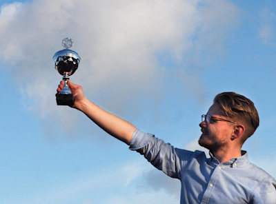 Koen Zwaan met een sportbeker in zijn hand