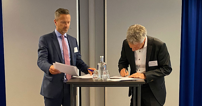 Michiel Boots, Directeur-Generaal Economie en Digitalisering bij het ministerie van Economische Zaken en Klimaat en Roelof Meijer, algemeen directeur van SIDN, ondertekenen het convenant voor de waarborging van het .nl-domein.