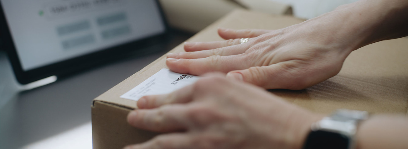 Vrouw plakt etiket op pakketje