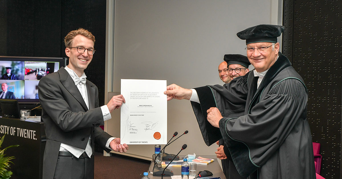コレクション diploma SIDN's Moritz Müller awarded doctorate cum laude by University of