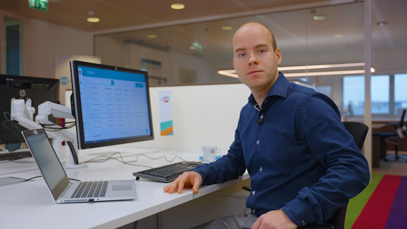 Product owner Pim Pastoors behind a desk at the SIDN office