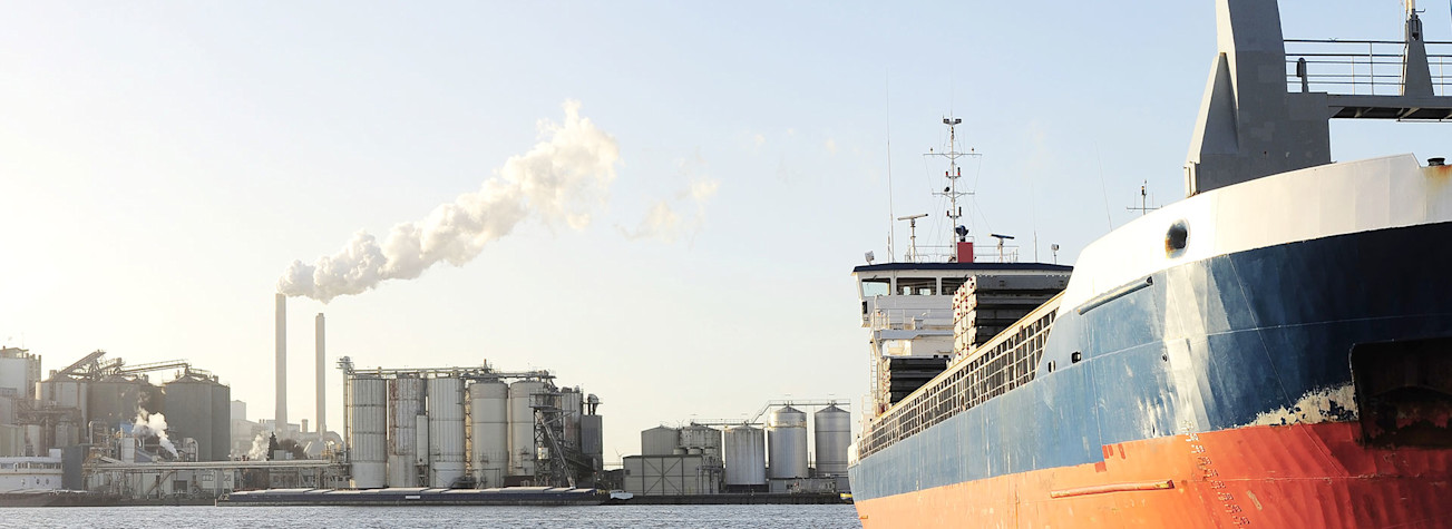 Tanker en elektriciteitscentrale in Amsterdamse haven