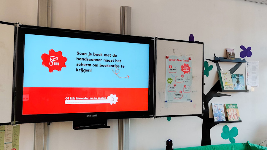 De boekkeuzetool What's Next Junior op een smartboard in een klaslokaal.