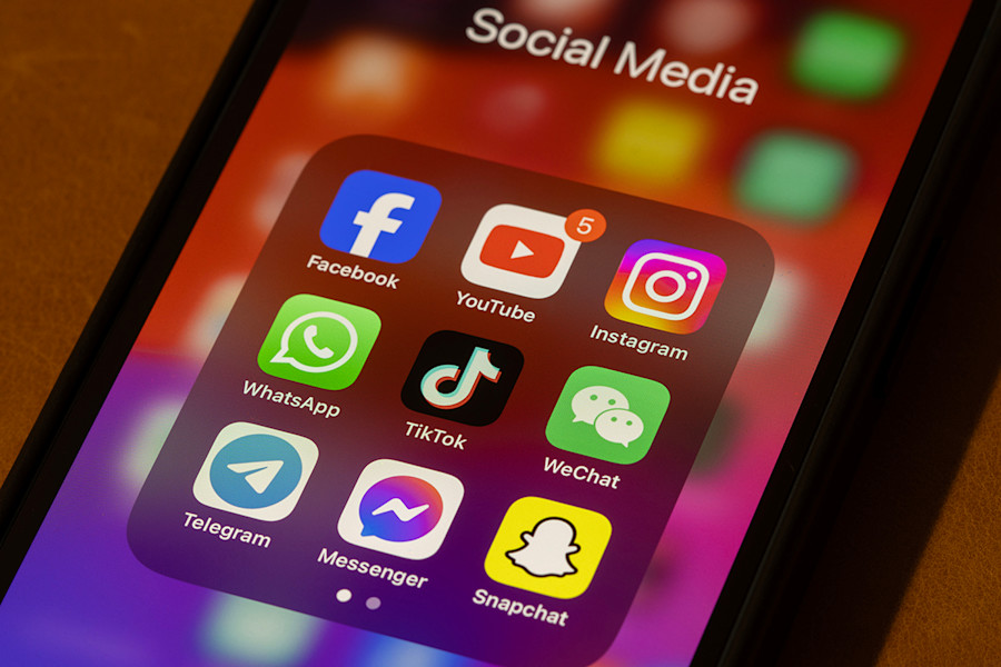 telefoon met sociale media apps