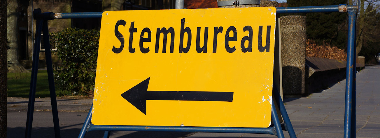 Geel straatbord, met daarop het woord 'Stembureau'