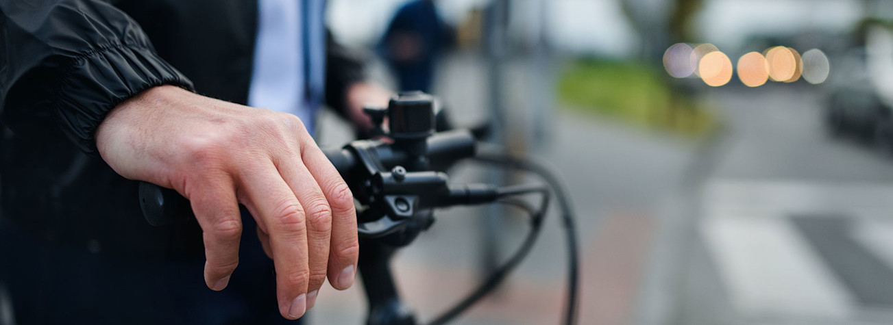 Handen op een fietsstuur