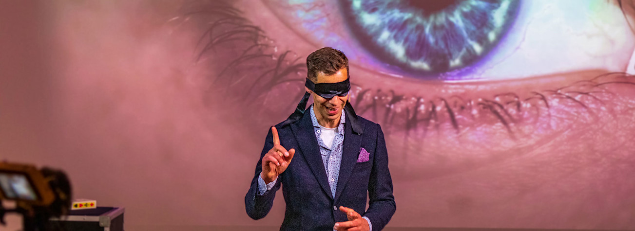 Performance by illusionist Jochem Nooyen during SIDN Inspire 2023