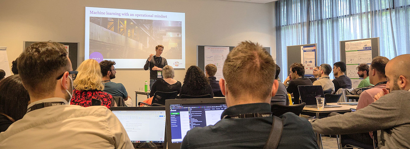 Thijs van den Hout presenteert tijdens een workshop over het operationaliseren van machinelearningmodellen tijdens TMA PhD School.