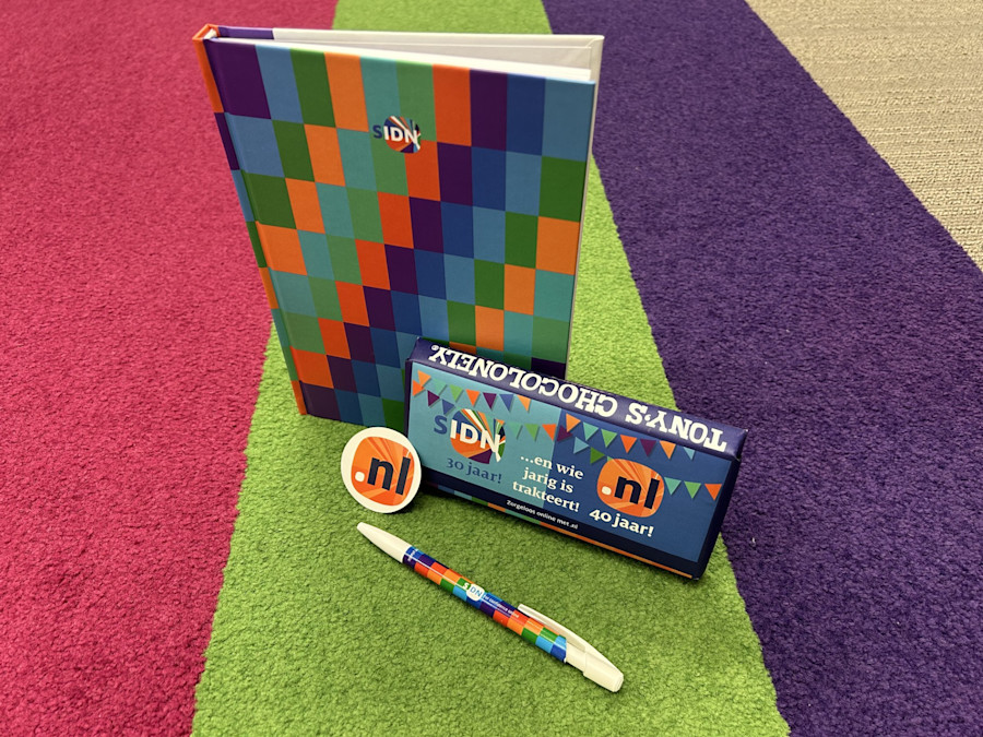 Notitieboekje, sticker en chocoladereep