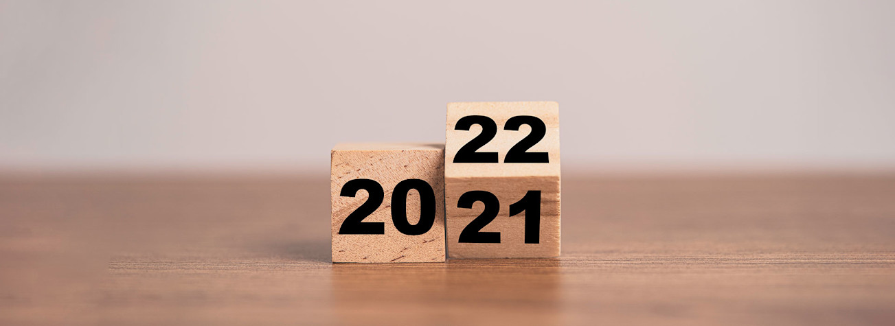 Kantelen van een houten kubusblok om het jaar 2021 te veranderen naar 2022.