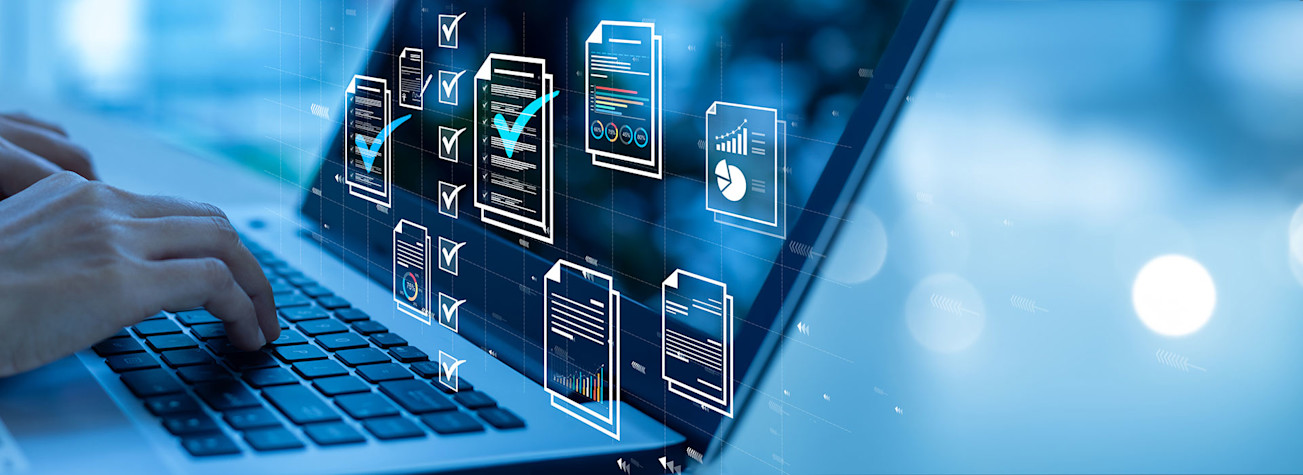 Iemand die data op een laptop analyseert.