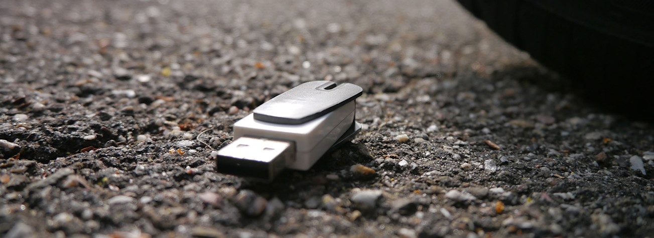 Verloren usb-stick op straat