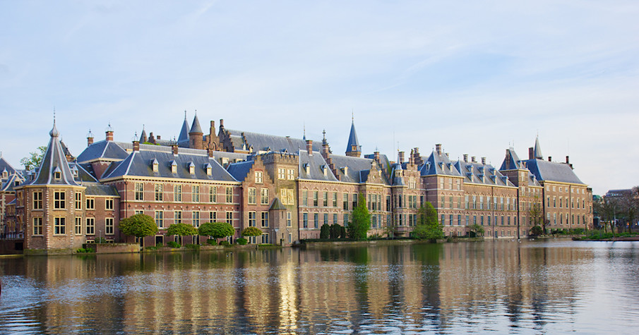 Foto van de parlementsgebouwen van de Nederlandse regering in Den Haag