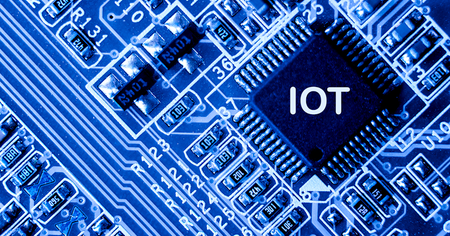 De letters IoT op een moederbord 