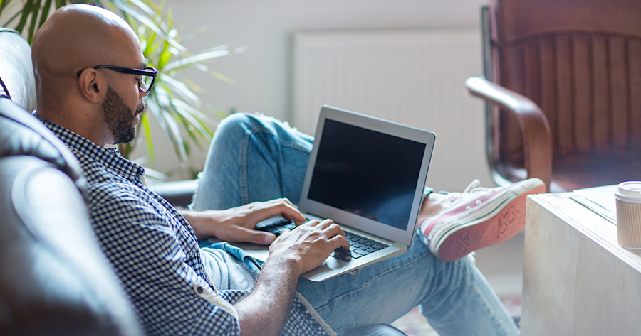 Man achter laptop meldt zich aan voor het SIDN panel