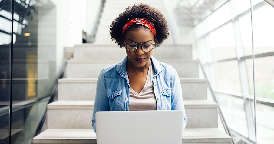 Vrouw neemt deel aan een enquête via een laptop