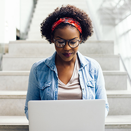 Vrouw neemt deel aan een enquête via de laptop