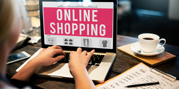 vrouw is online aan het shoppen