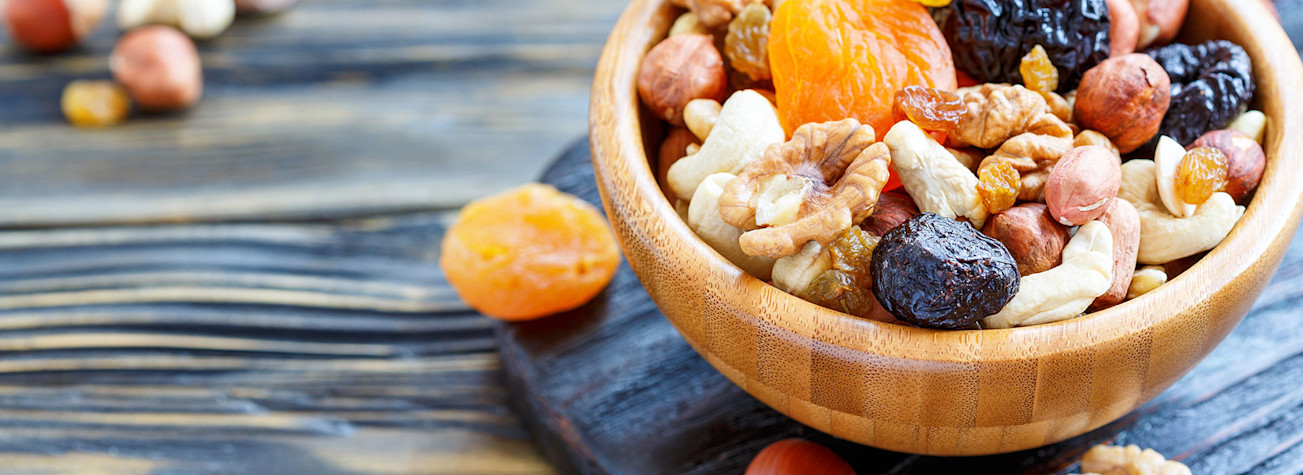 Bowl with a mix of nuts and dried fruit