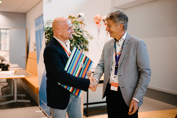 Roelof Meijer, managing director of SIDN, thanks Flip Keijzer during SIDN Connect 2017