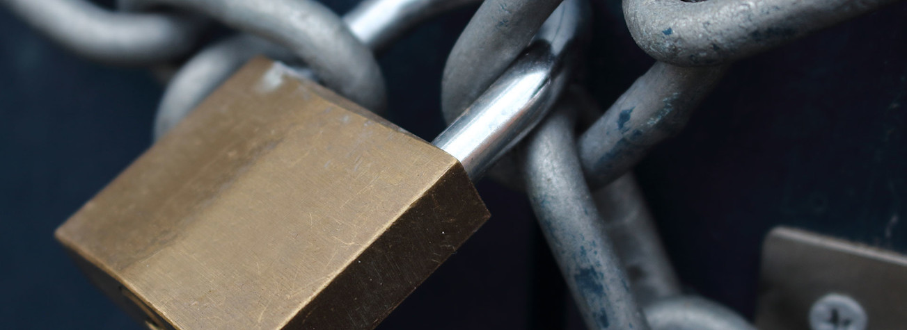 Close-up van een hangslot en een ketting