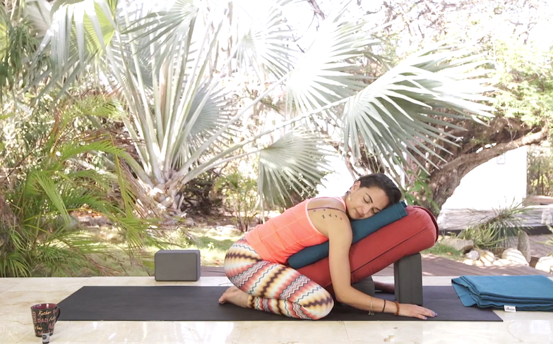 Yoga Girl® - The Yoga Girl® Guide to Restorative Yoga and Props