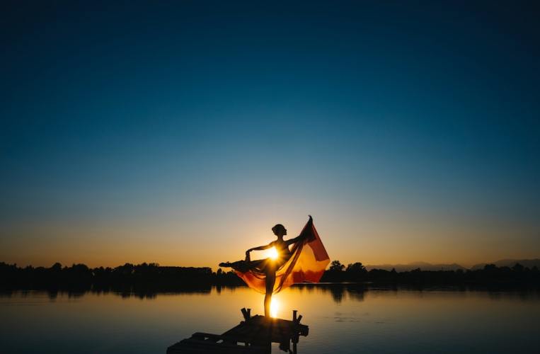 ballet-light-silhouette-water-reflection.jpg