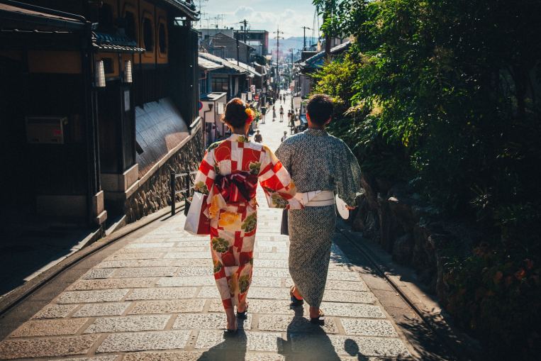 japanese-kimono-couple-walking-street.jpg